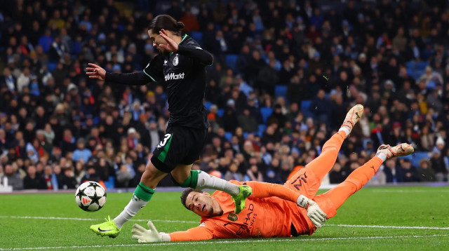 אניס חאג' מוסא שחקן פיינורד עובר את אדרסון שוער מנצ'סטר סיטי (צילום: רויטרס)