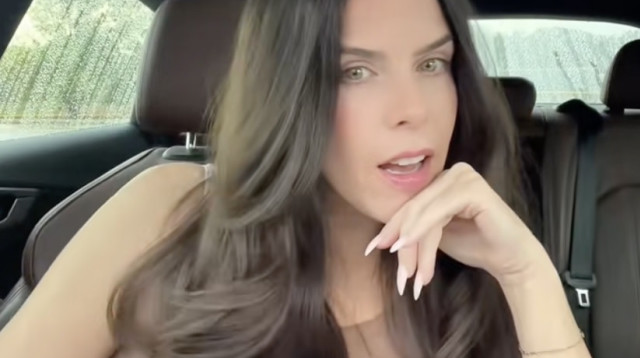 לינדזי, קיבלה פתק במהלך דייט שהשאיר אותה המומה (צילום: טיקטוק)