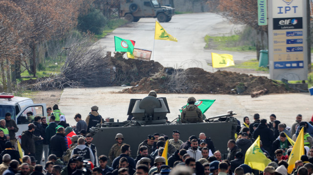 תומכי חיזבאללה בדרום לבנון (צילום: רויטרס)