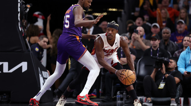 קווין דוראנט שחקן פיניקס סאנס לצד ג'ימי באטלר שחקן מיאמי היט (צילום: GettyImages)