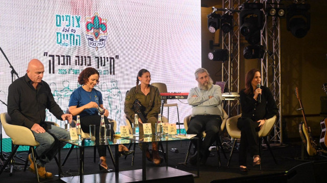 פעילן מנחה את פאנל הפתיחה. "בכל מקום תמצא את בוגרי הצופים" (צילום: יניב כהן)