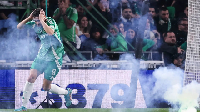 דולב חזיזה מכבי חיפה על רקע האבוקות (צילום: מאור אלקסלסי)