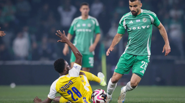 מחמוד ג'אבר מכבי חיפה איסוף סיסוקו מכבי תל אביב (צילום: מאור אלקסלסי)