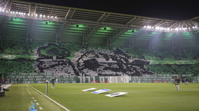 אוהדי מכבי חיפה לפני המשחק נגד מכבי תל אביב (צילום: מאור אלקסלסי)