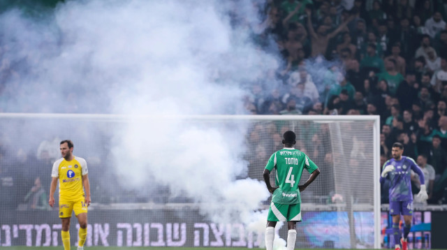 עלי מוחמד שחקן מכבי חיפה צופה על האבוקות (צילום: מאור אלקסלסי)