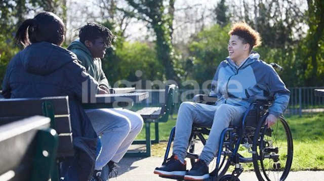 נער בכיסא גלגלים (צילום: www.ingimage.com)