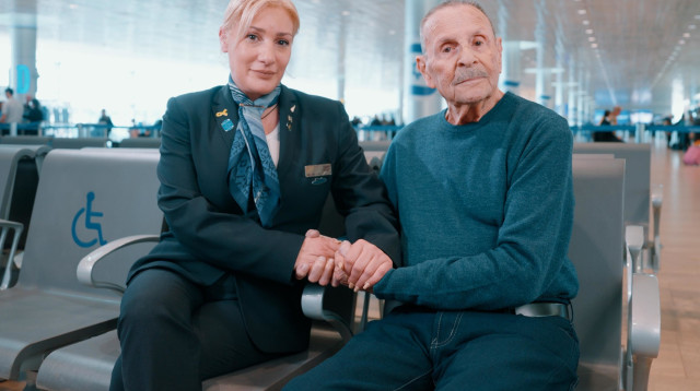 ניצול השואה יעקב העליון ודיילת אל על יפעת מוזס גמליאל (צילום: הקרן לרווחת נפגעי שואה)