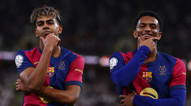 שחקן ברצלונה לאמין ימאל חוגג עם אלחנדרו באלדה (צילום: רויטרס)