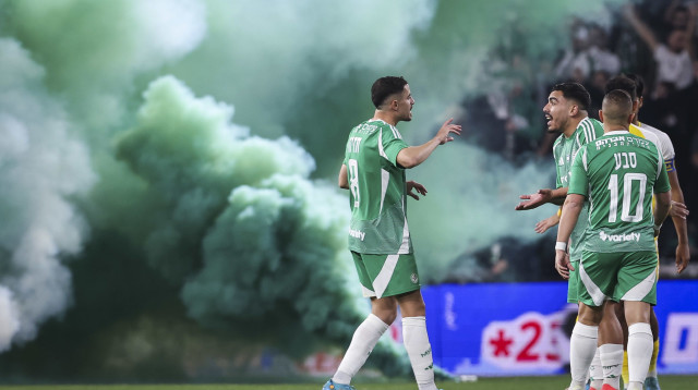 דולב חזיזה, איתן אזולאי, דיא סבע, לצד רימון עשן שנזרק מיציע אוהדי מכבי חיפה (צילום: מאור אלקסלסי)