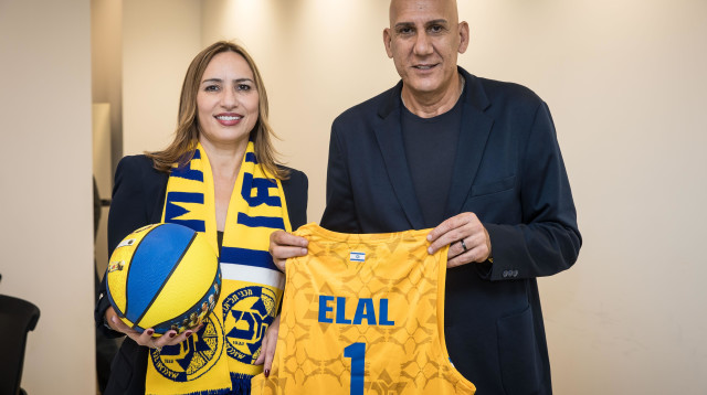 אל על ומועדון הכדורסל מכבי ת"א חתמו על הסכם שיתוף פעולה מסחרי לשנת 2025 (צילום: ספי מגריזו, מכבי ת"א)