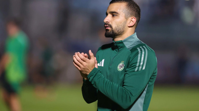 מחמוד ג'אבר שחקן מכבי חיפה בחימום (צילום: לירון מולדובן)