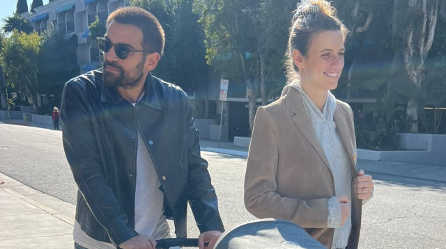 יעל אלקנה ובן זוגה תומר מכלוף עם התינוקת  (צילום: יחצ)