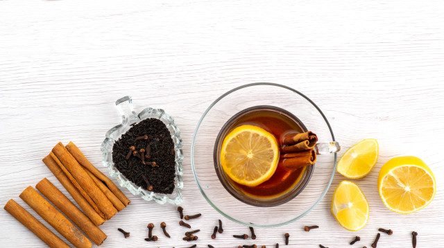 תה ציפורן ולימון, אפשר גם להוסיף קינמון (צילום: Freepik)