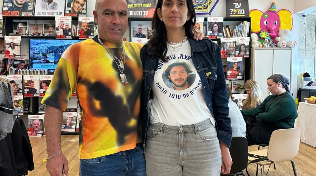 כדורגלן העבר פיני בלילי לצד שלי שם טוב, אמו של עומר שם טוב החטוף בעזה (צילום: צילום מסך, מתוך "X")