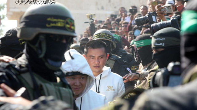 חטופים תאילנדים משוחררים משבי חמאס (צילום: רשתות ערביות)