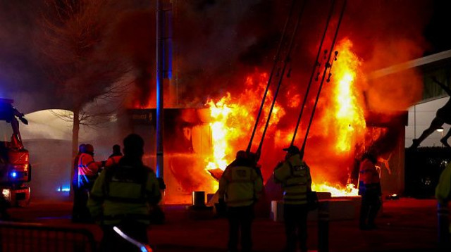 שריפה מחוץ לאתיחאד (צילום: DeFodi Images)