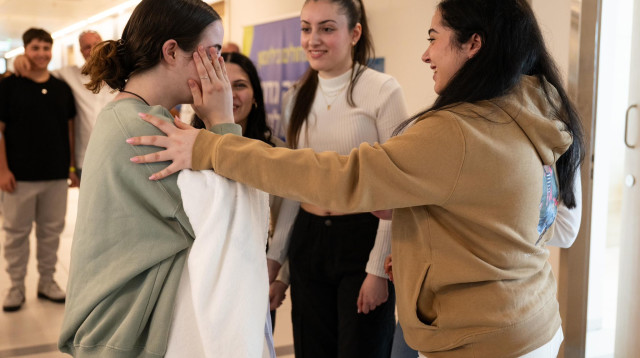 אגם ברגר במפגש ראשון עם ארבע התצפיתניות ששוחררו משבי חמאס (צילום: דובר צה"ל)