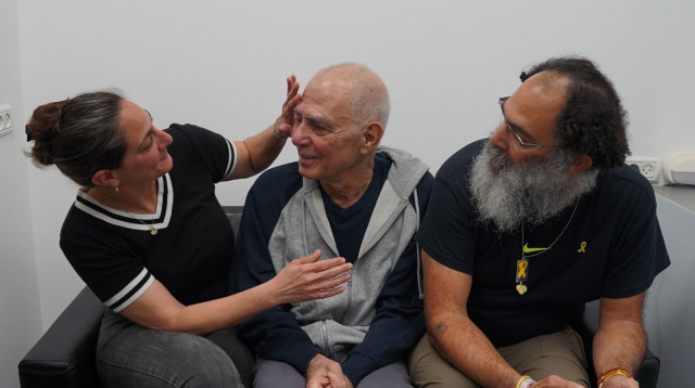 גדי מוזס במפגש המרגש עם ילדיו (צילום: דובר צה"ל)