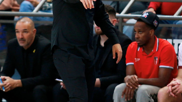 מאמן הפועל חיפה אלעד חסין (צילום: קובי אליהו)