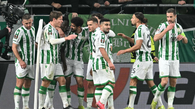 שחקני פרנצווארוש חוגגים, מוחמד אבו פאני במרכז (צילום: GettyImages, ATTILA KISBENEDEK/AFP)