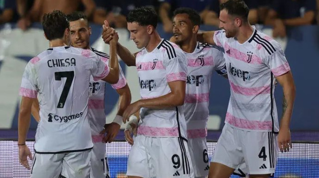התקרבו למילאנזיות. דנילו ושחקני יובנטוס חוגגים (צילום: אימג'בנק  GettyImages)