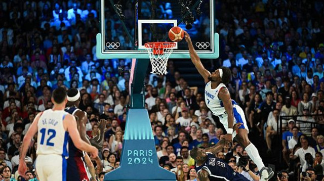 יאבוסלה מטביע על לברון ג'יימס (צילום: DAMIEN MEYER)