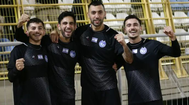 בדרך ללאומית. שחקני מודיעין חוגגים (צילום: אודי ציטיאט)