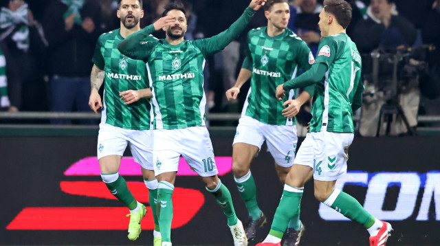 שחקני ורדר ברמן חוגגים עם לאונרדו ביטנקורט (צילום: GettyImages)