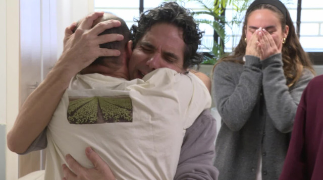 עופר קלדרון פוגש את אחיו ניסן (צילום: עומר מירון /לע"מ)