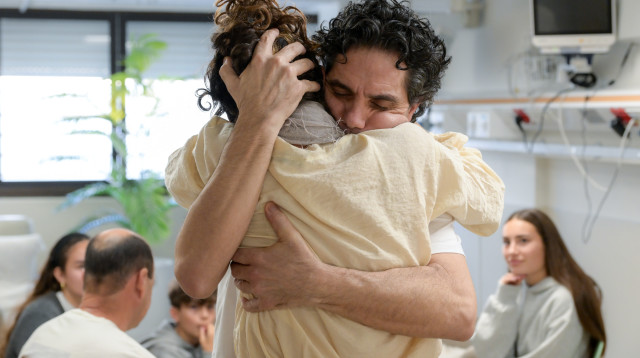 עופר קלדרון פוגש את בת זוגו אלה (צילום: עומר מירון /לע"מ)