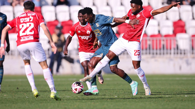 שחקן הפועל באר שבע לוקאס ונטורה, מול שחקן בני ריינה, מוחמד אוסמן (צילום: מאור אלקסלסי)