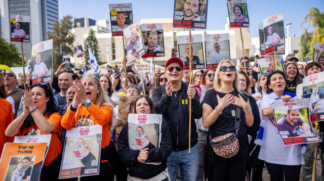 ישראלים בכיכר החטופים צופים בשחרור עופר קלדרון, קית' סיגל וירדן ביבס (צילום: יונתן זינדל, פלאש 90)