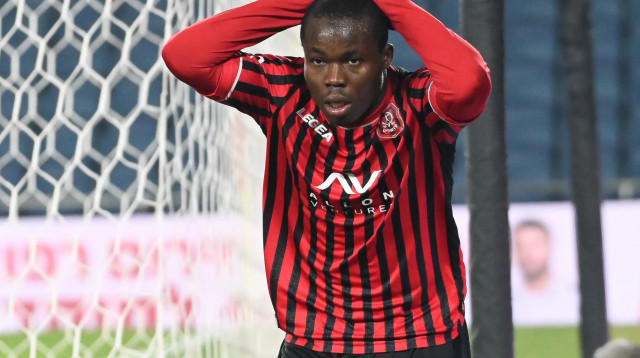 סדריק דון שחקן הפועל ירושלים מאוכזב (צילום: ברני ארדוב)