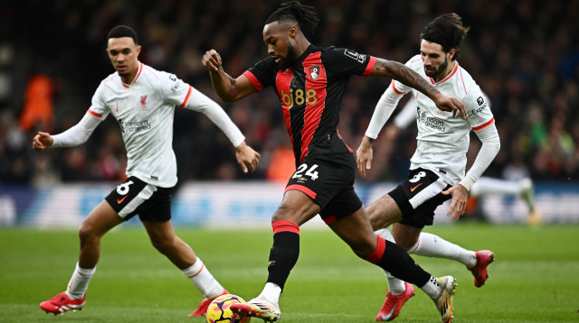 שחקן בורנמות' אנטואן סמניו בין שחקני ליברפול: טרנט אלכסנדר ארנולד, דומיניק סובוסלאי (צילום: רויטרס)