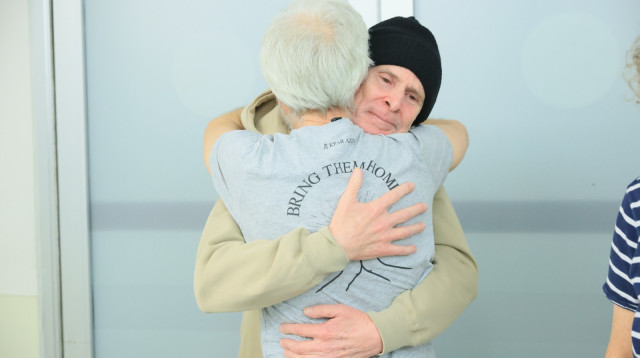 קית' סיגל מתאחד עם משפחתו לאחר שחרורו מהשבי (צילום: רונן חריש, לע"מ)