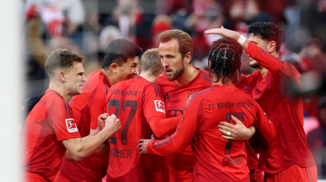 שחקני באיירן מינכן חוגגים עם הארי קיין (צילום: GettyImages, Adam Pretty)