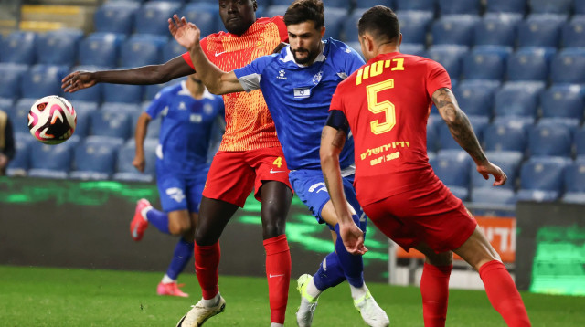 שחקן מכבי פתח תקוה, ויטלי דמשקאן, נאבק בשחקן מ.ס. אשדוד טימותי אוואני (צילום: דני מרון)