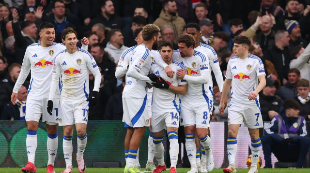 שחקני לידס יונייטד חוגגים עם מנור סולומון (צילום: רויטרס)