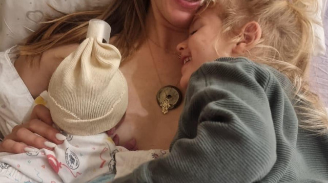 אלינה לוי בחדר הלידה (צילום: מתוך אינסטגרם)