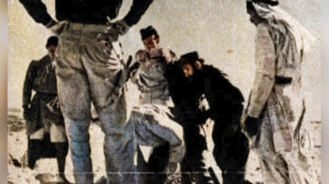 הרב גורן במבצע ליקוט עצמות (צילום: ארכיון כפר עציון)