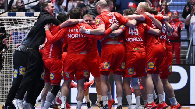 נבחרת דנמרק בכדוריד חוגגת זכייה באליפות העולם (צילום: GettyImages, JONATHAN NACKSTRAND/AFP)