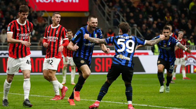 סטפן דה פריי חוגג עם ניקולה זאלבסקי שחקני אינטר (צילום: רויטרס)