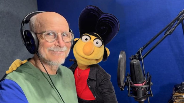  יעקב כהן עם תקע. טון הקול נדגם והולבש על הקריינות (צילום: חברת החשמל)