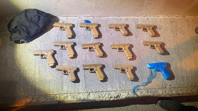 אקדחי הגלוק שהושלכו מחלון רכבו של תושב הדרום בכביש 6 (צילום: דוברות המשטרה)