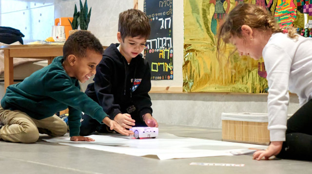 ילדים משחקים ברובוט החדש של משרד החינוך (צילום: מיכאל דימנשטיין)