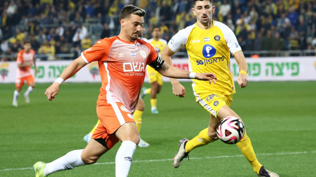 שחקן בית"ר ירושלים, ירדן שועה, מול שחקן מכבי תל אביב, עידן נחמיאס (צילום: דני מרון)