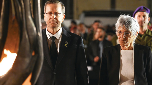 שרה וספי ויצחק הרצוג בערב יום הזיכרון לחללי צה"ל (צילום: מעיין טואף/לע״מ)