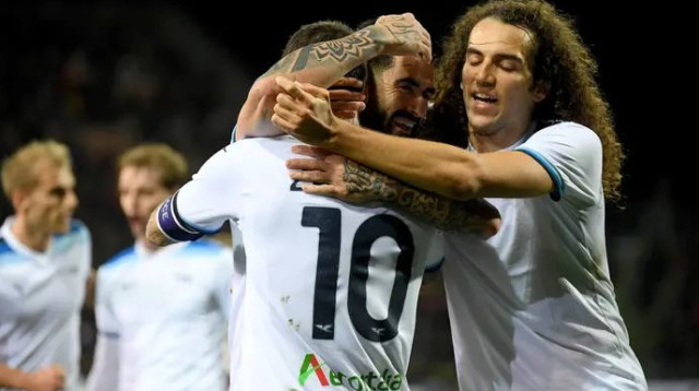 ניצחון קשה וחשוב. מתאו גנדוזי ומתיאה זקאני חוגגים (צילום: GettyImages, Marco Rosi - SS Lazio)