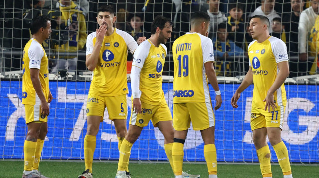 שחקני מכבי תל אביב מאוכזבים (צילום: דני מרון)