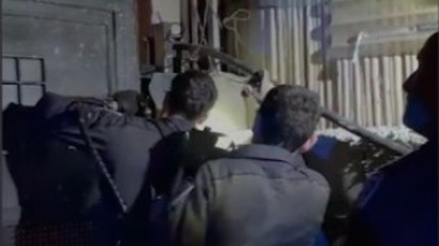 פשיטה על מתחם מגורים בכפר קרע בו אותרו שוהים בלתי חוקיים שהגיעו מעזה (צילום: דוברות המשטרה)